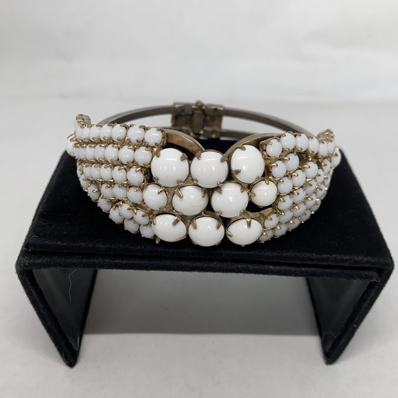 Vintage 1960’s milk glass clamper bracelet - Picture 3 of 11